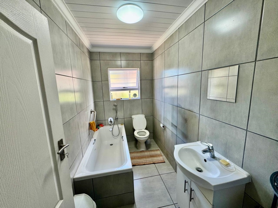 To Let 3 Bedroom Property for Rent in Stilbaai Wes Western Cape